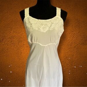 Lace-Embellished White Chemise S M 19p